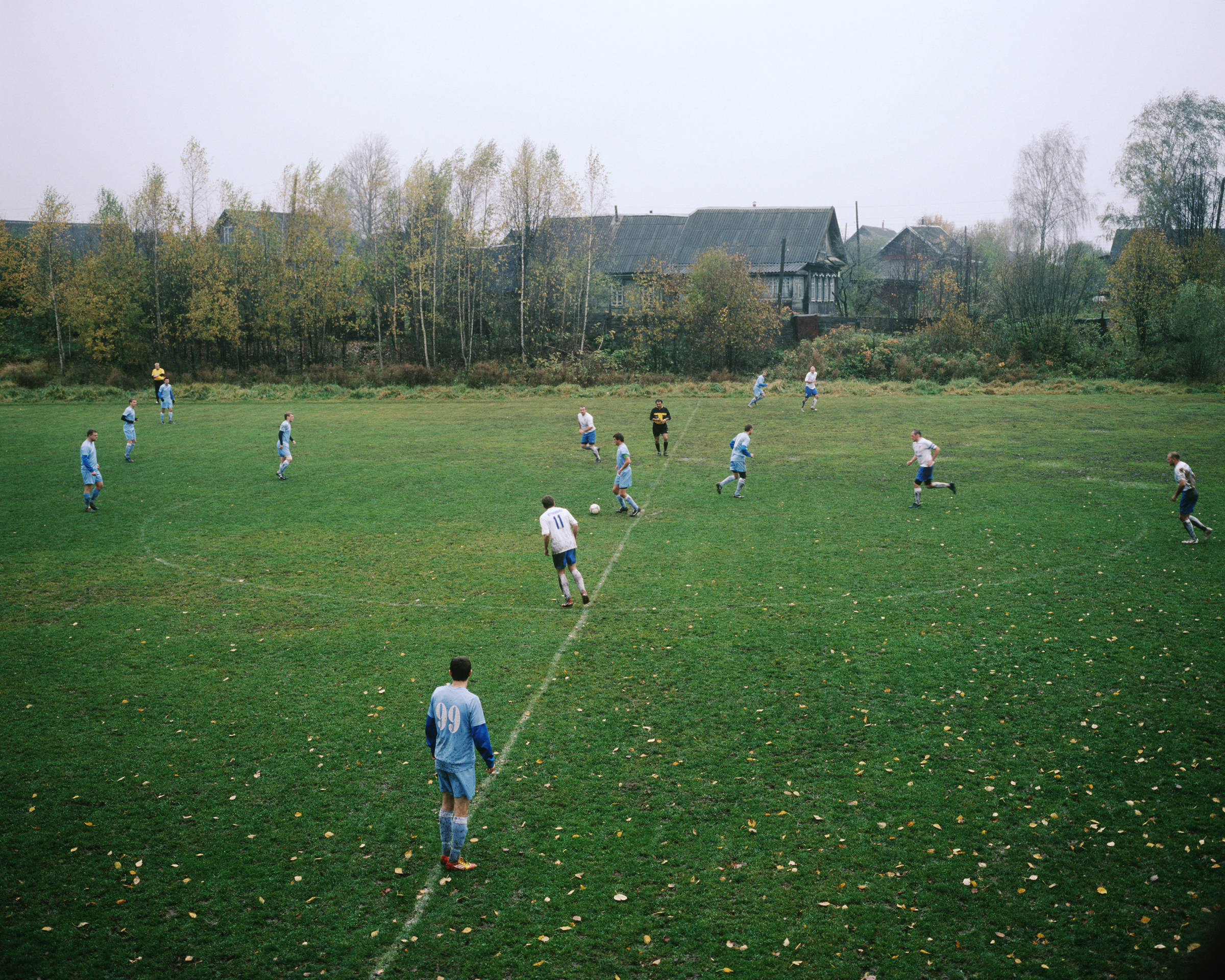 В России функционирует 2 245 детско-юношеских футбольных школ, в которых занимаются около 415 тыс. детей до 17-летнего возраста. Это значительно меньше, чем в европейских странах. В Англии футбольные секции посещают 3,35 млн детей до 15 лет (в том числе 860 тыс. девочек). В Германии в футбольных школах занимаются более 1,5 млн детей.