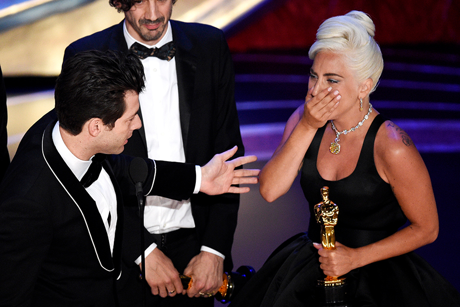 Леди Гага получила свой первый&nbsp;&laquo;Оскар&raquo; за саундтрек к фильму &laquo;Звезда родилась&raquo;, в котором исполнила главную роль. Вместе с ней на сцену поднялись соавторы Марк Ронсон (слева) и Энтони Россомандо
