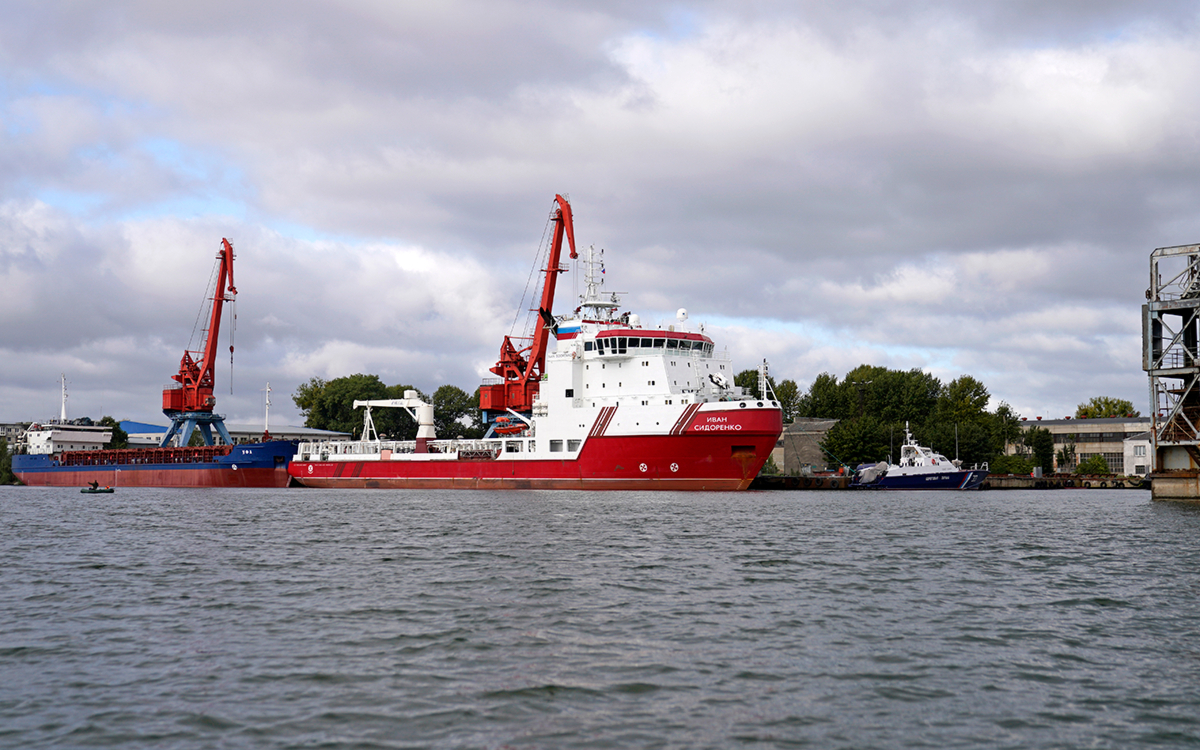 танкер с нефтью. против российских судов. мурманск корабль на острове. захват корабля пиратами сомали. танкер с нефтью.