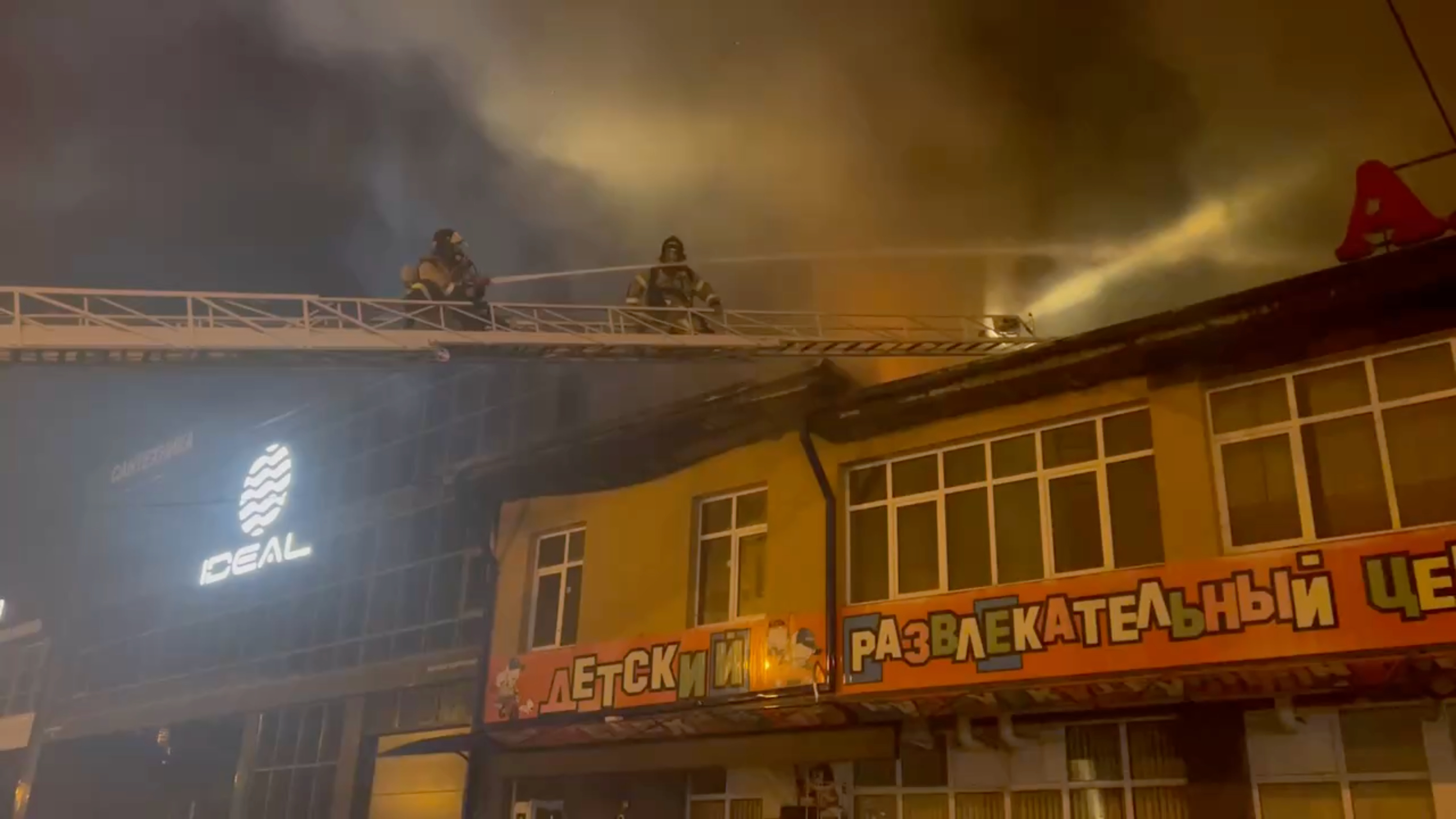 Из-за пожара в ТЦ во Владикавказе эвакуировали 65 человек