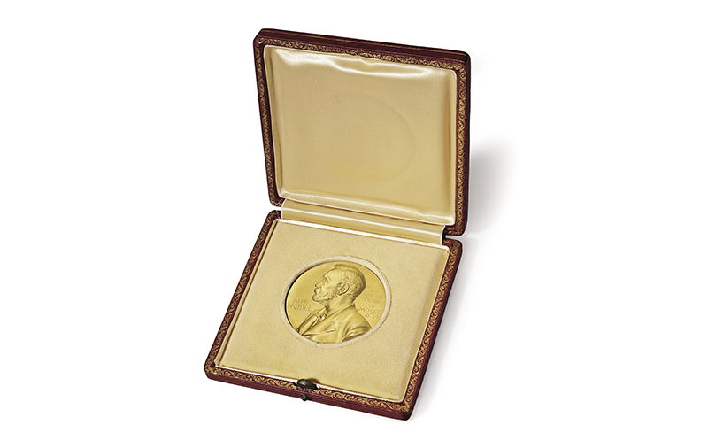 Нобелевская медаль Джеймса Уотсона, полученная им в 1962 году за достижения в области физиологии и медицины