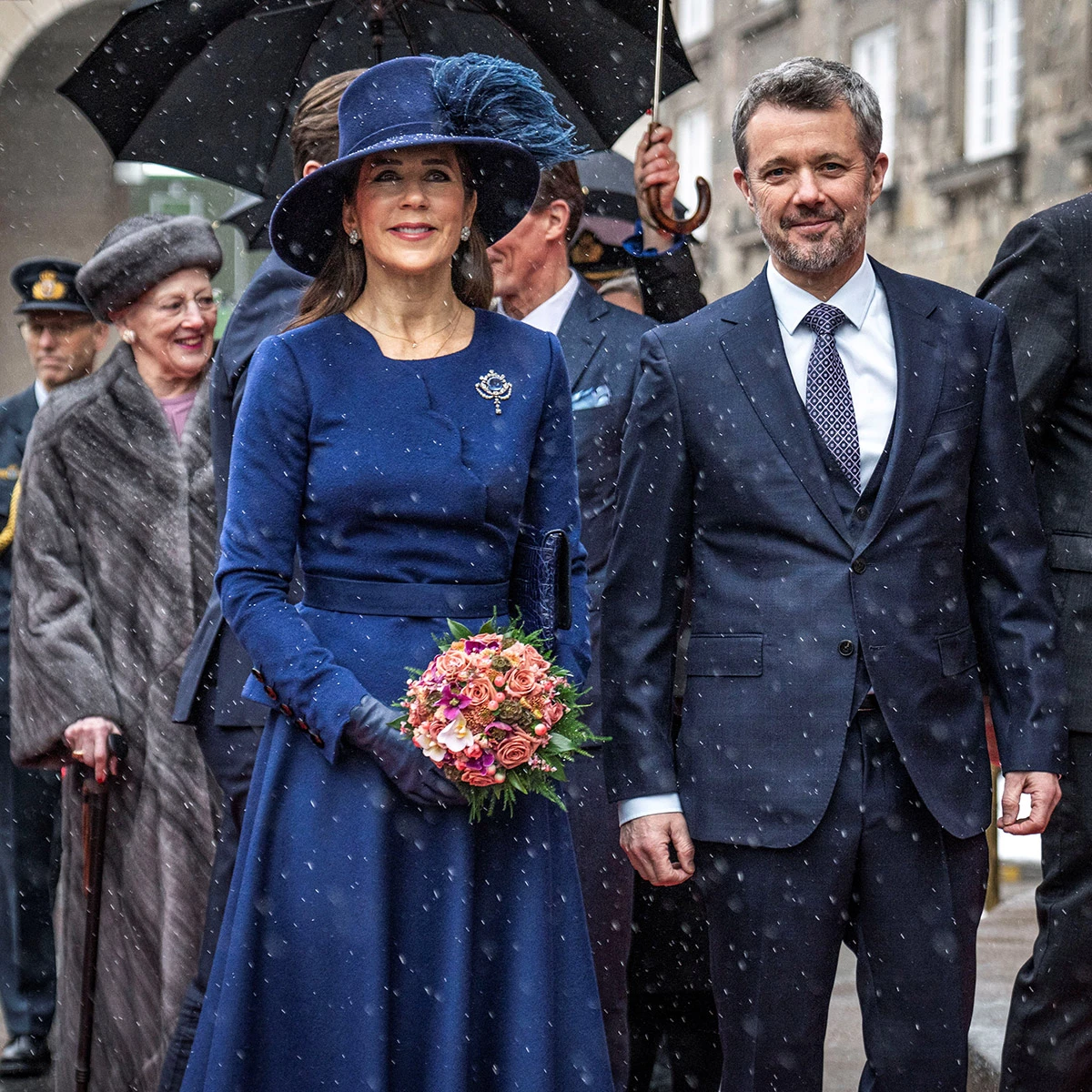 <p>Король Фредерик X и королева Мэри у&nbsp;здания&nbsp;датского парламента Фолькетинга &mdash; Кристиансборг &mdash; в Копенгагене, 15 января 2024 года</p>
