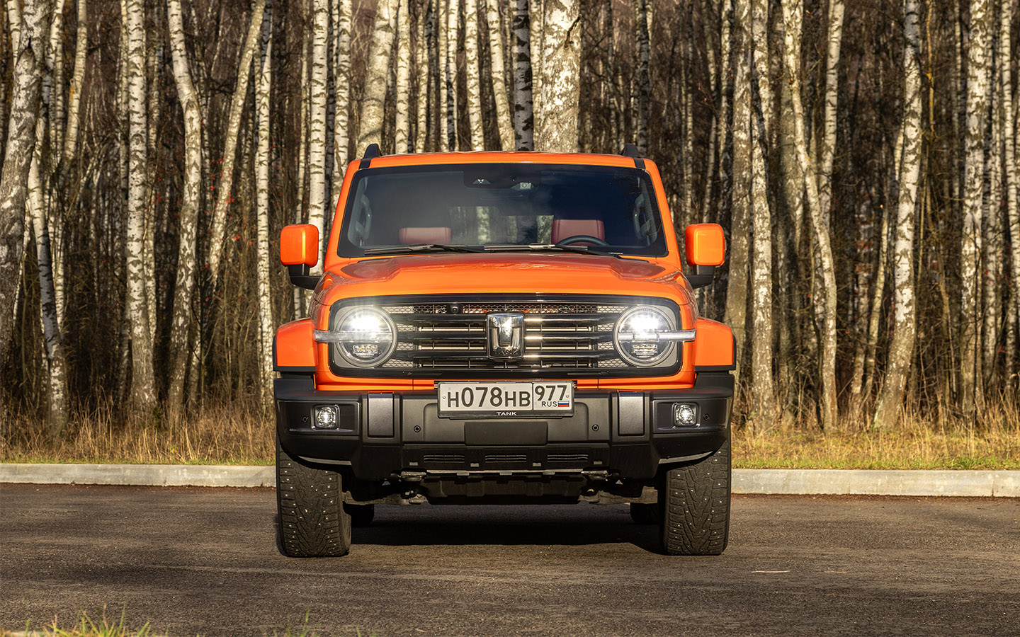 Отличить &laquo;городские&raquo; версии обновленного Tank 300 от модификаций&nbsp;с жестко подключаемым полным приводом теперь можно снаружи: расширители колесных арок, зеркала и дверные ручки у первых окрашены в цвет кузова