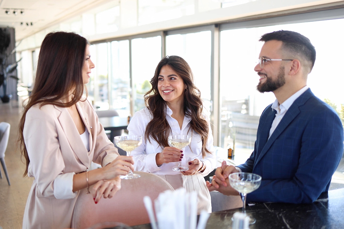 Как вести себя на корпоративе и избежать неловких ситуаций