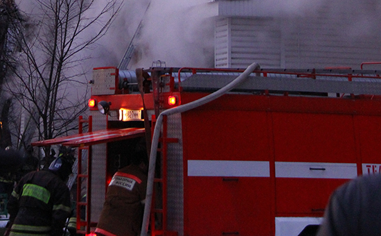 Пожарная машина во&nbsp;время тушения пожара. Архивное фото