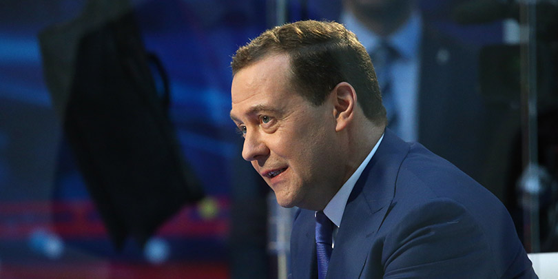 Медведев поручил изменить систему уплаты взносов в ФОМС для безработных