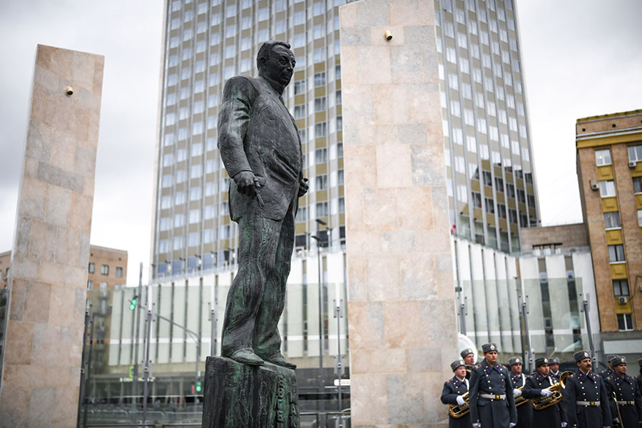 Памятник Евгению Примакову открыт в сквере напротив здания МИД России на Смоленской площади