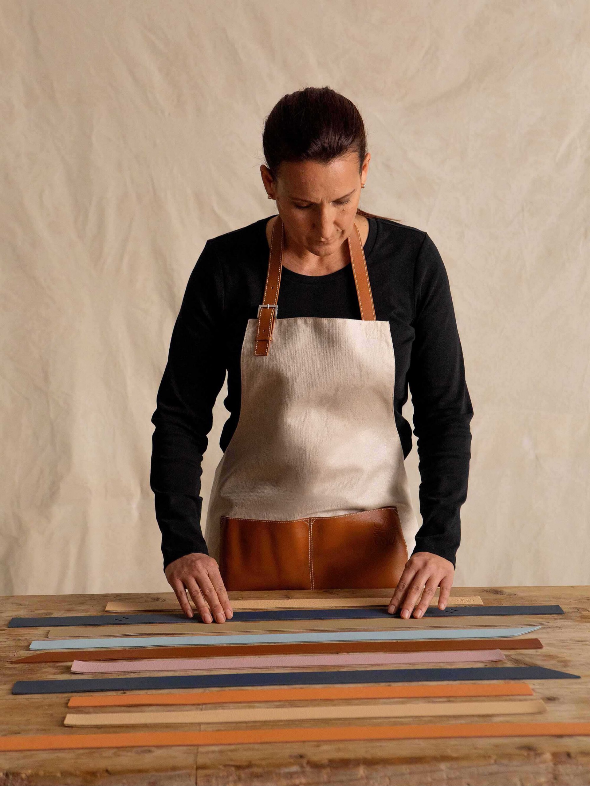 Процесс создания сумки Loewe Woven из кожи, оставшейся от предыдущих коллекций