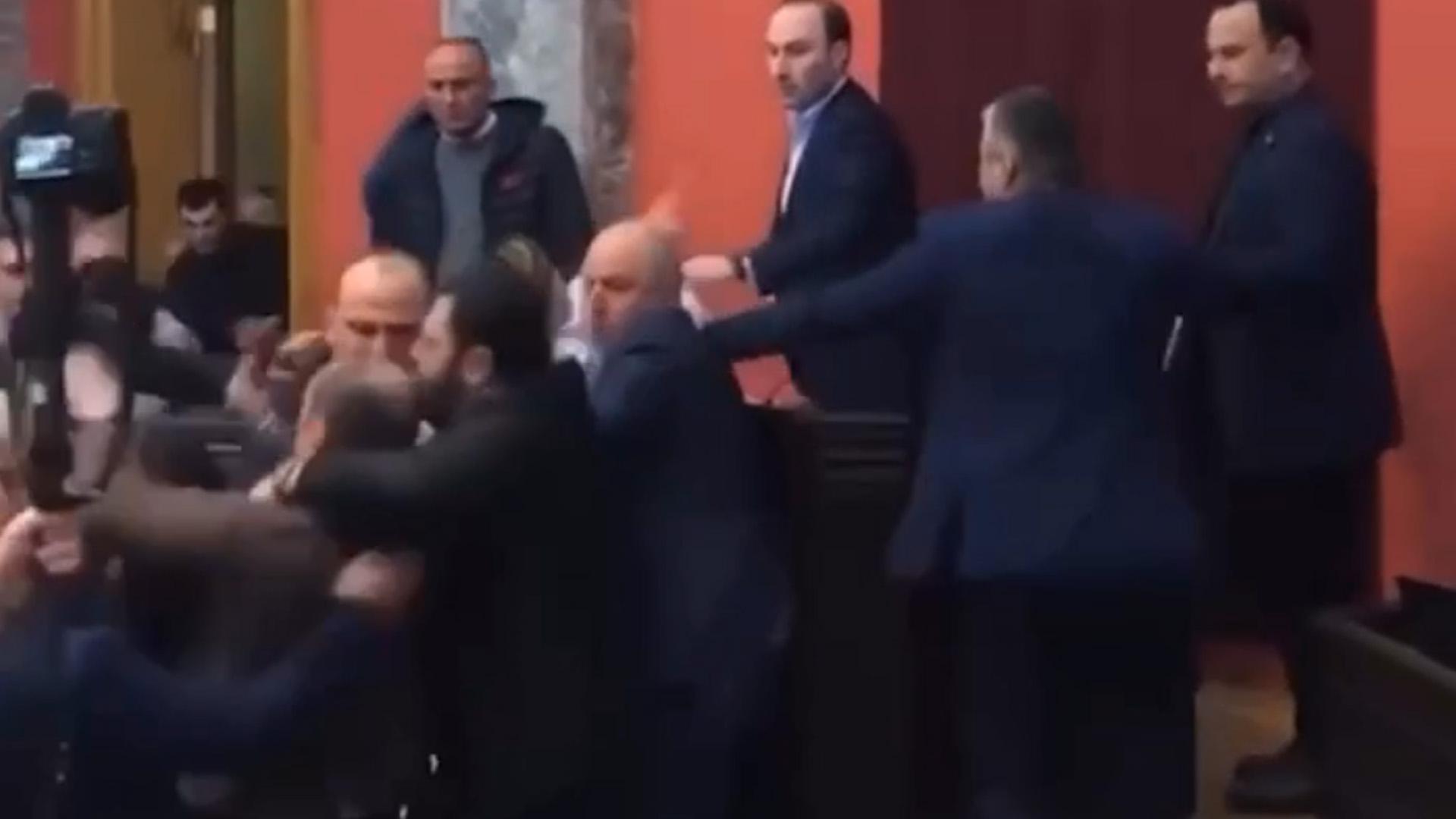 Грузинские депутаты подрались на рассмотрении проекта об иновлиянии