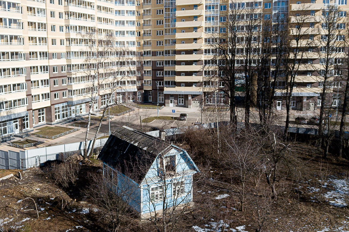 <p>Домик в Одинцово по-прежнему стоит среди местных жилых застроек</p>