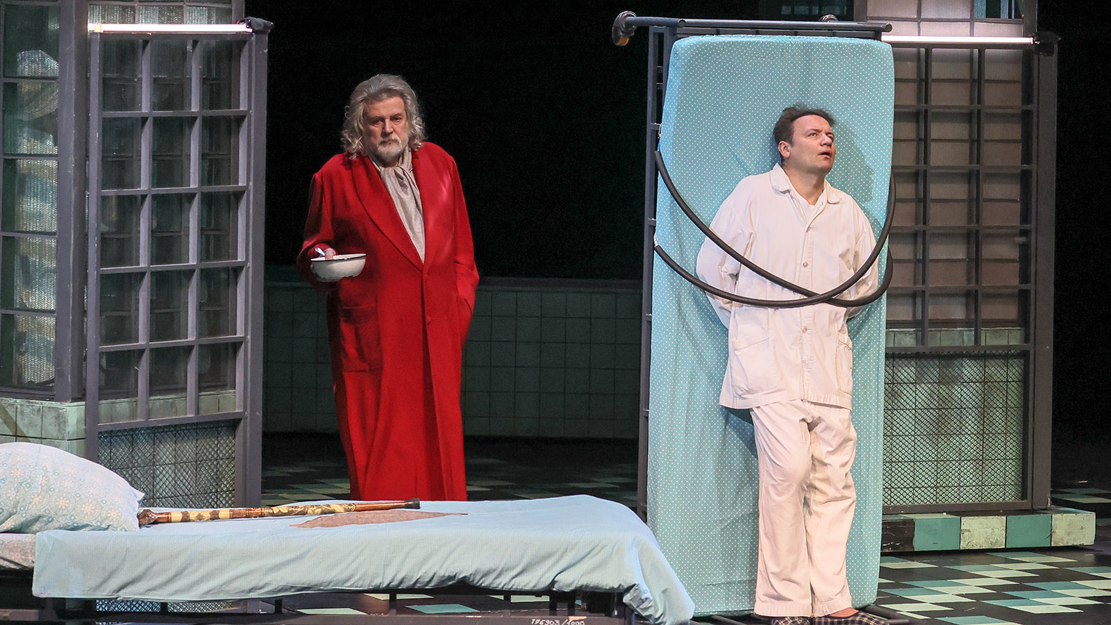 <p>Александр Ширвиндт и Александр Олешко в спектакле &laquo;Где мы?!&infin;! ...&raquo;</p>