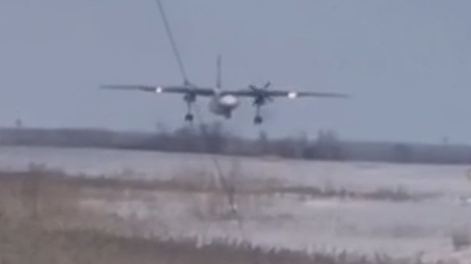 Появились кадры, как Ан-24 сел в Якутии с одним двигателем