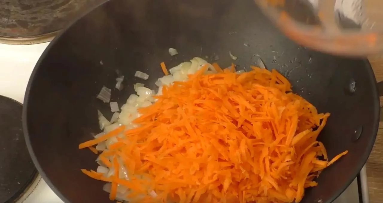 Слегка обжарьте лук и морковь