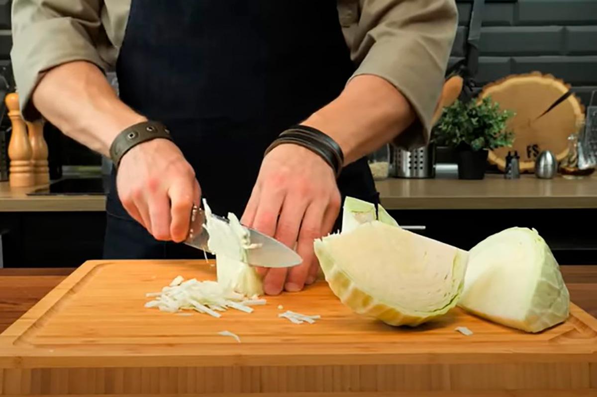 Быстро нашинковать капусту можно с помощью поварского ножа