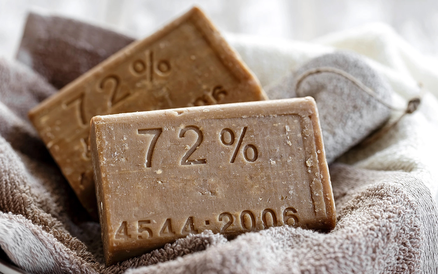 Использование хозяйственного мыла &mdash; классический способ, часто эффективный даже для старых пятен