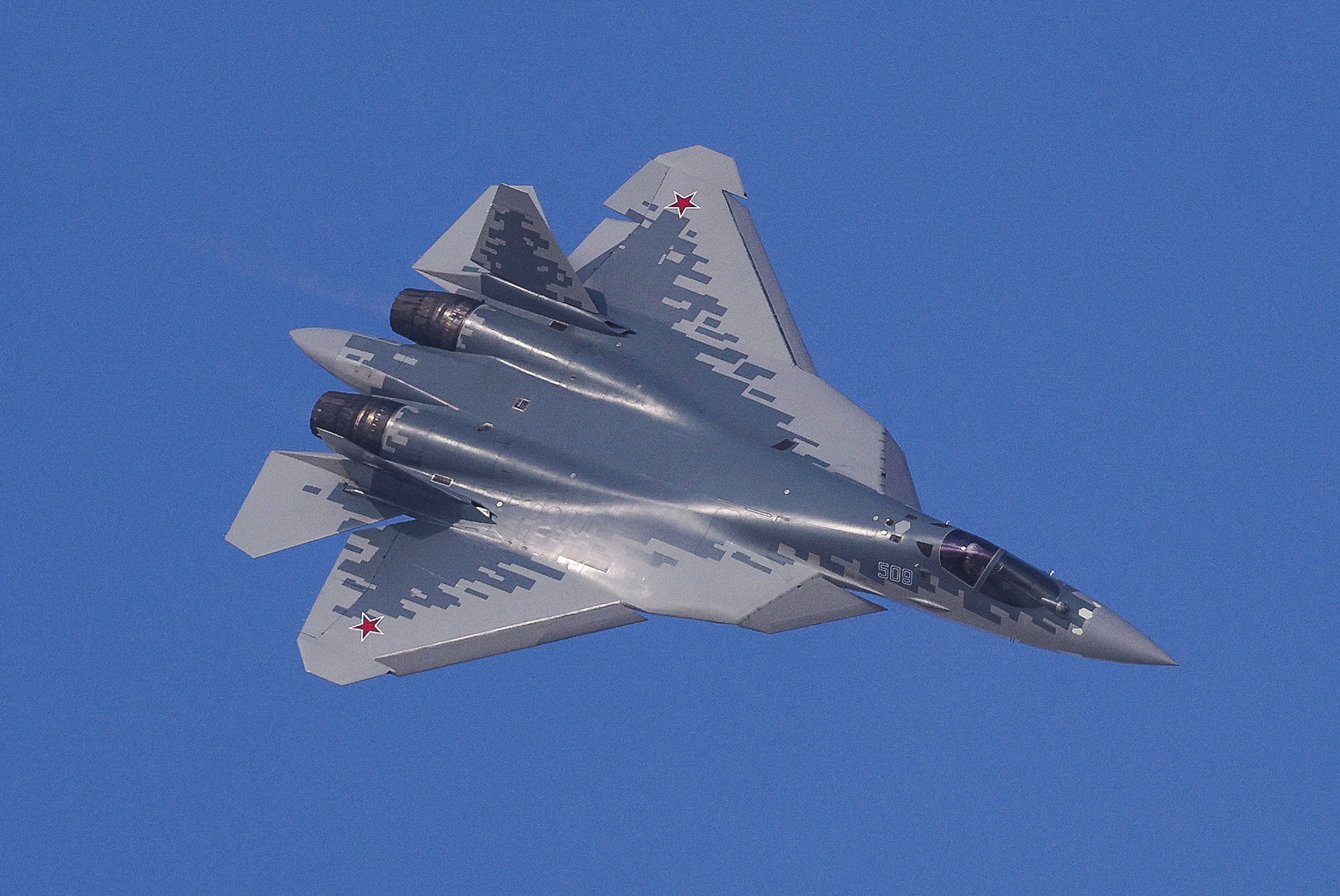 Российский Sukhoi Su-57 (Су-57). Ранее сообщалось, что Россия планирует провести на авиасалоне переговоры о продаже этих истребителей, поскольку за рубежом выразили к ним интерес.