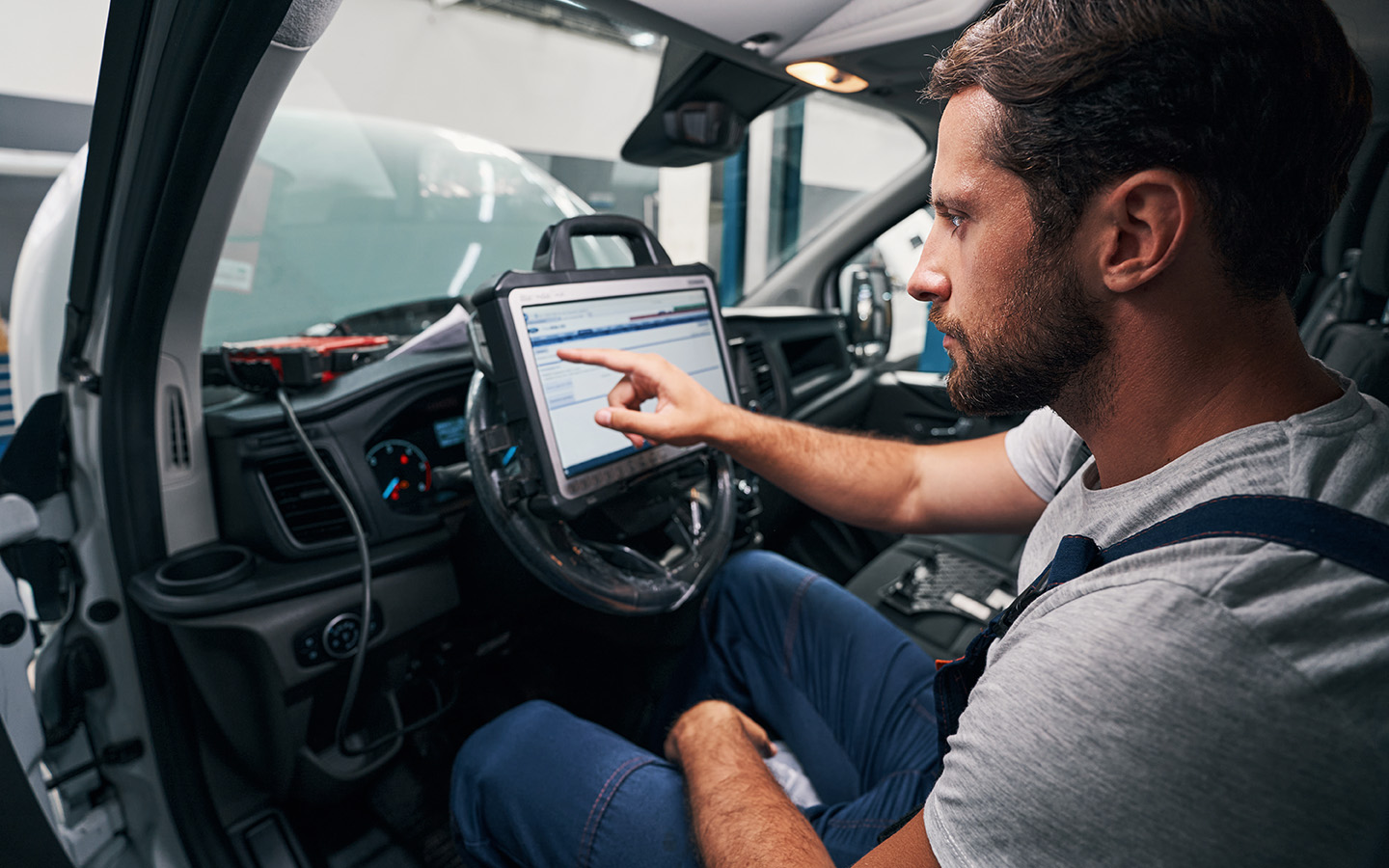 Если самостоятельно определить источник утечки не удалось, обратитесь к профессиональному автоэлектрику