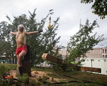 На Украине против Femen, спиливших крест ради Pussy Riot, возбудили дело