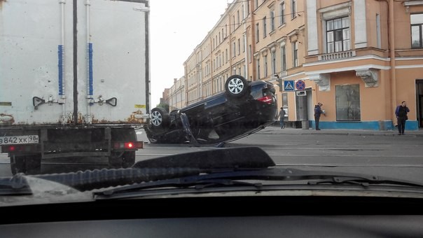 Перевернувшаяся иномарка парализовала улицу в центре Петербурга