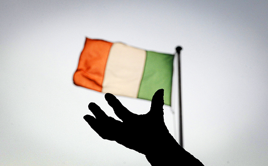 Национальный флаг Ирландии над&nbsp;монументом О&rsquo;Коннелла в&nbsp;Дублине
