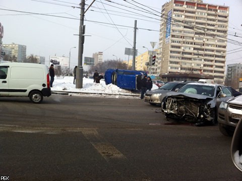 Крупное ДТП в Москве: на Профсоюзной перевернулась легковушка