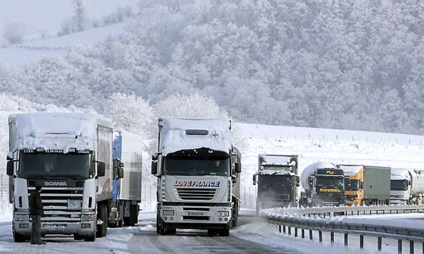 В Андах из-за сильной снежной бури заблокированы более 6 тыс. грузовиков