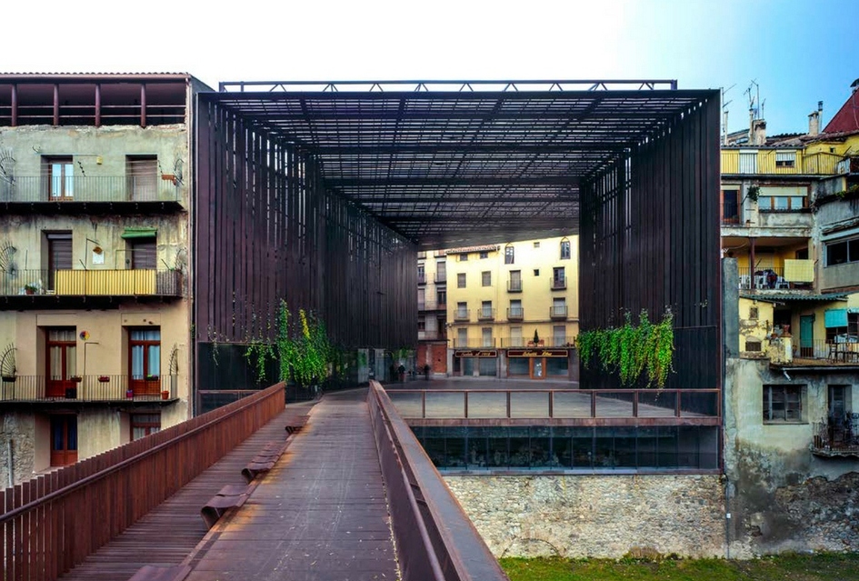 Пространство театра La Lira на месте снесенного здания представляет собой открытую террасу, расположенную между стенами соседних построек