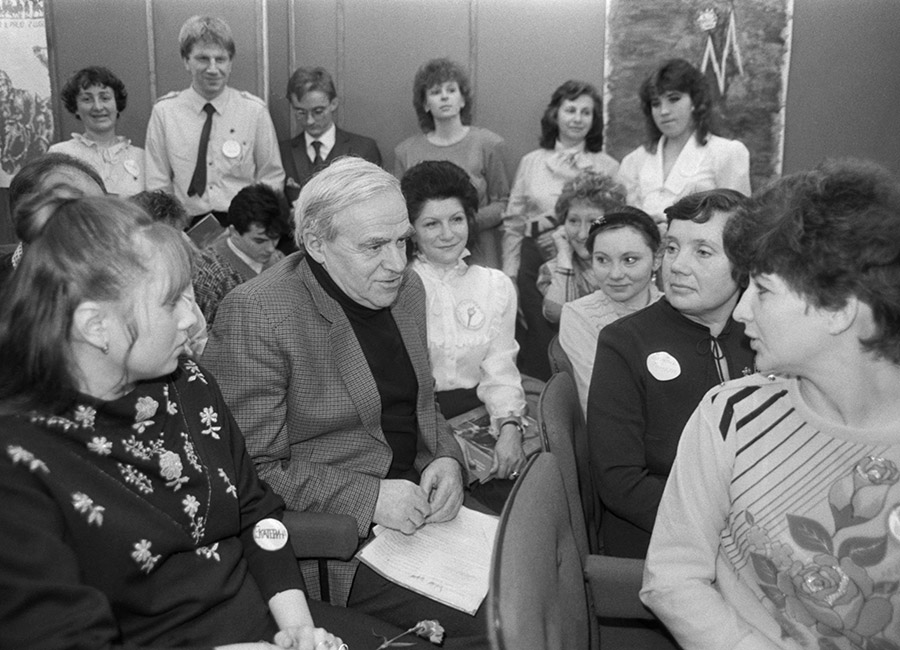 Даниил Гранин был председателем правления общества милосердия &laquo;Ленинград&raquo;. На фото &mdash; во время беседы со слушателями Школы милосердия. 2 февраля 1989 года.

