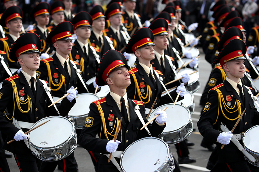 Военнослужащие парадных расчетов в ходе парада на проспекте Победителей