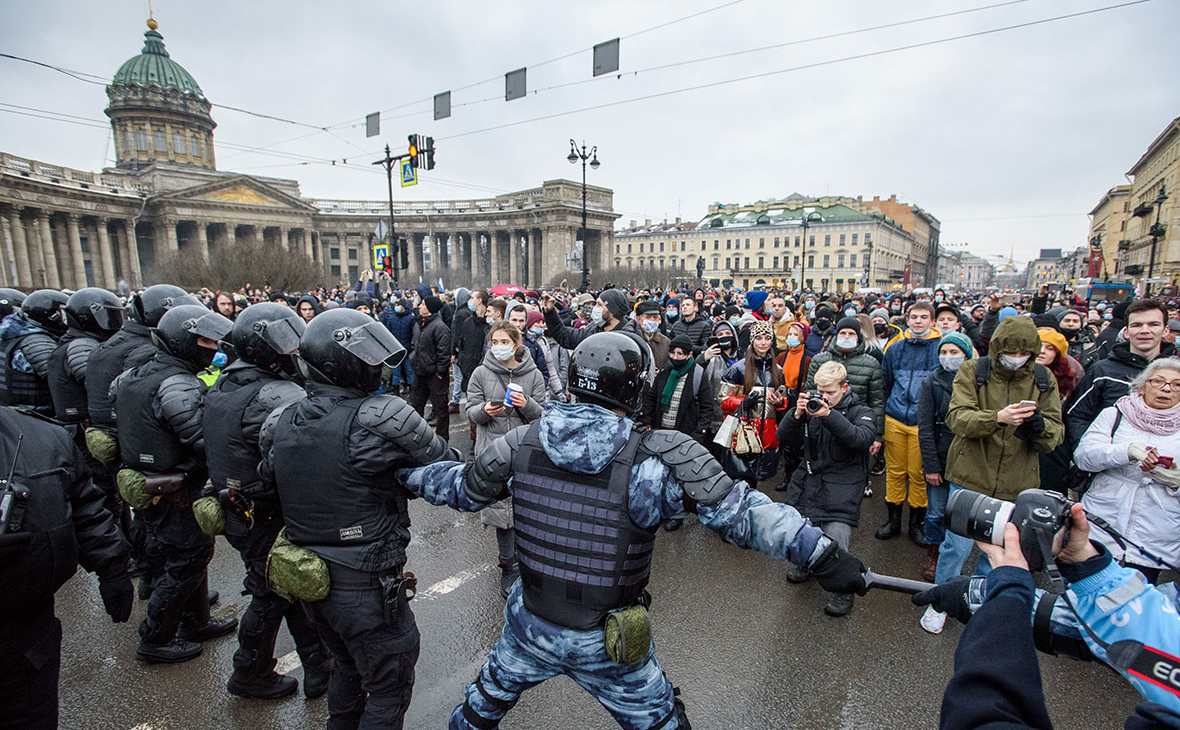 Сотрудники полиции и участники несанкционированной акции в поддержку оппозиционера Алексея Навального