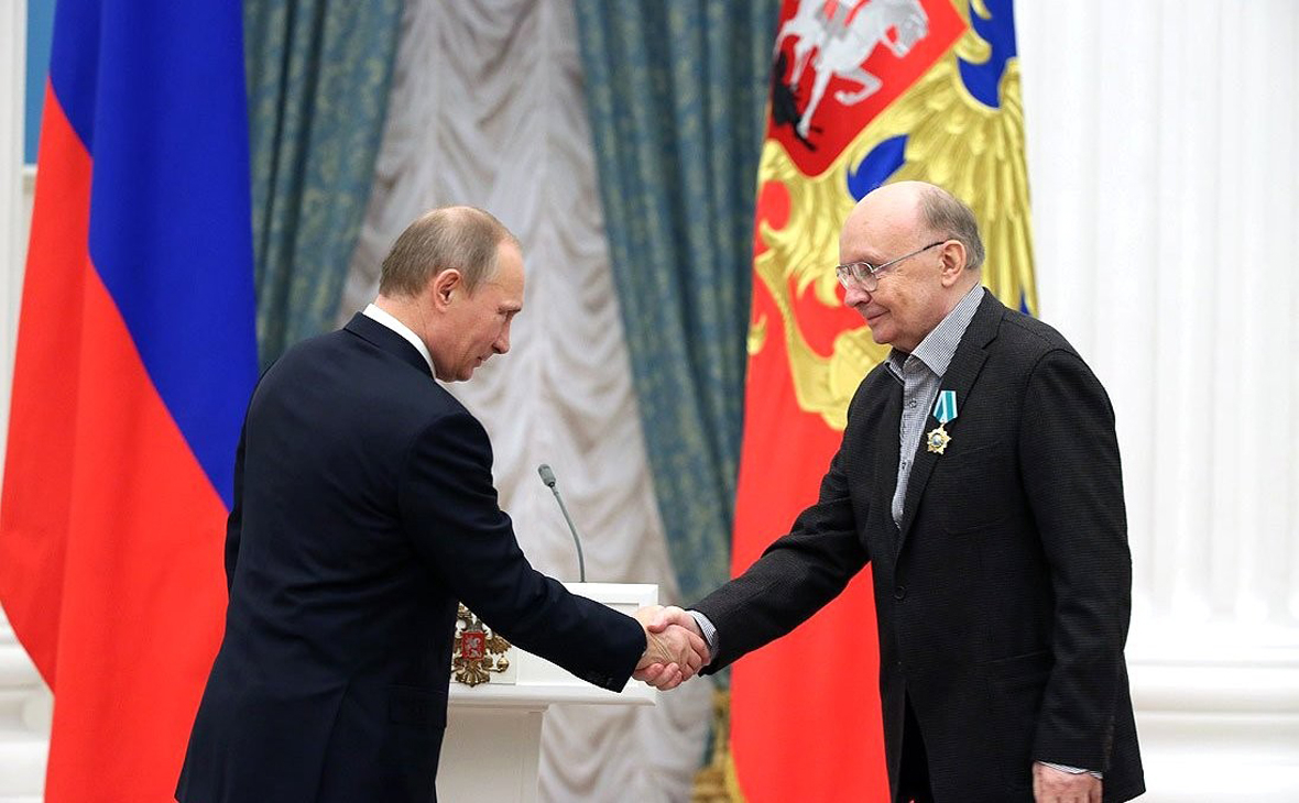Владимир Путин и Андрей Мягков на церемонии вручения государственных наград Российской Федерации