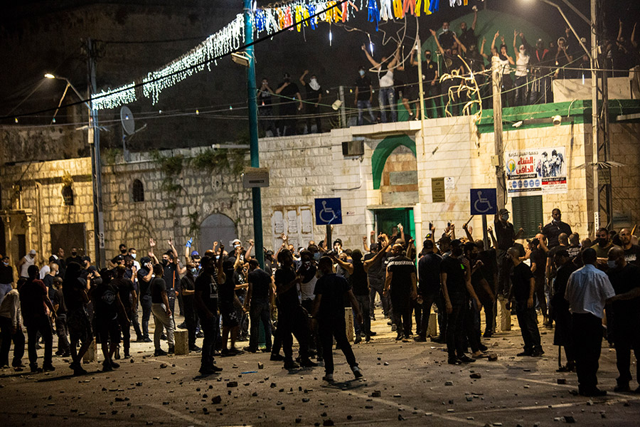Израильские арабы собираются рядом с мечетью в Лоде, 12 мая