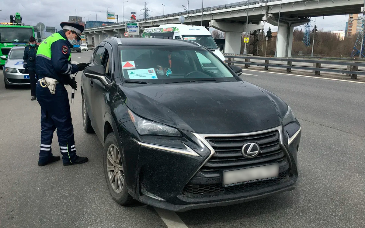 По требованию инспектора ГИБДД страховку необходимо показать в обязательном порядке.