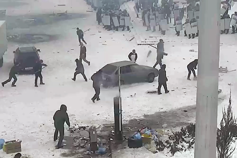 Столкновения полицейских и протестующих в Актобе