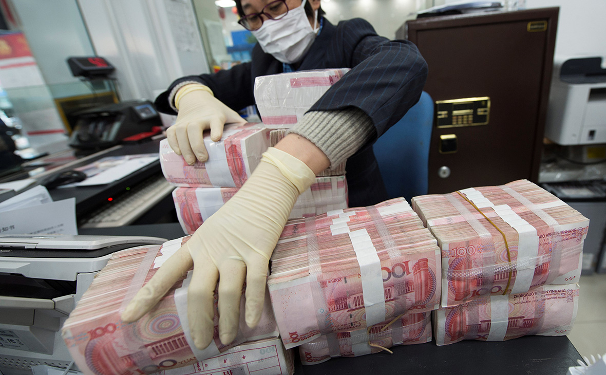 ЦБ перед заморозкой резервов переложил треть долларовых активов в юани