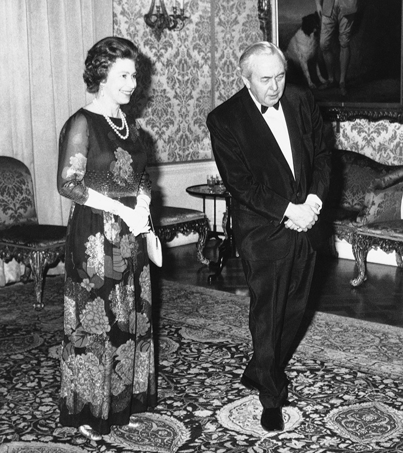 Гарольд Вилсон, срок полномочий: 1964&ndash;1970 (первый), 1974&ndash;1976 (второй).

На фото Гарольд Вилсон сопровождает королеву Елизавету II в свою официальную резиденцию 23 марта 1976 года. Королева и принц Филипп были гостями на прощальном ужине в честь его ухода&nbsp;в отставку. Вилсон умер в возрасте 79 лет в 1995 году