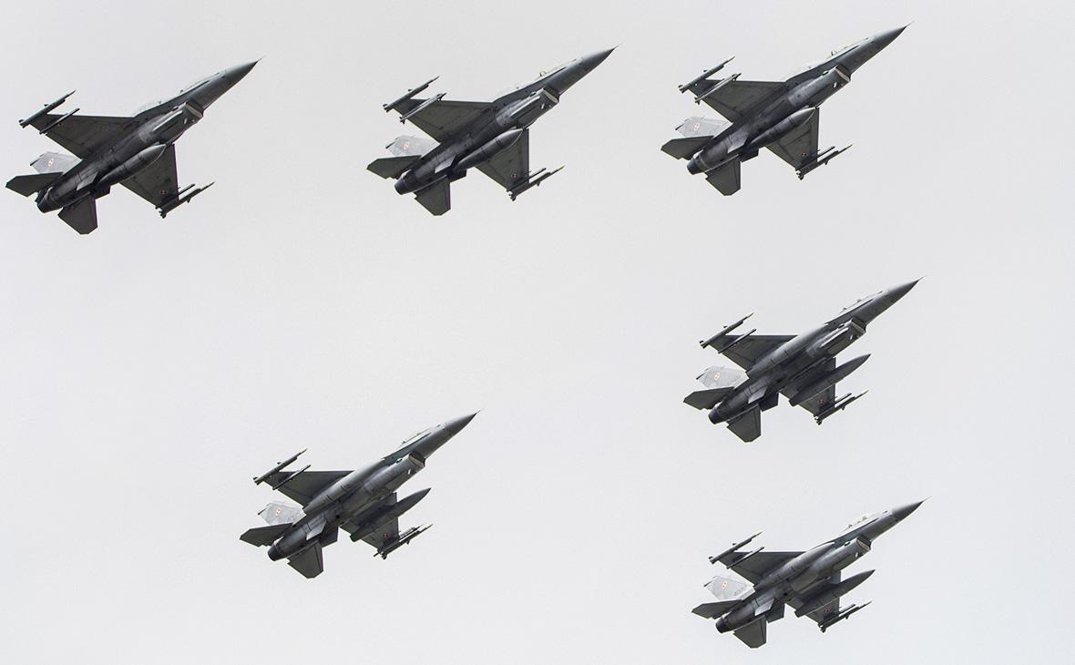 Байден отказался поставлять Украине истребители F-16"/>













