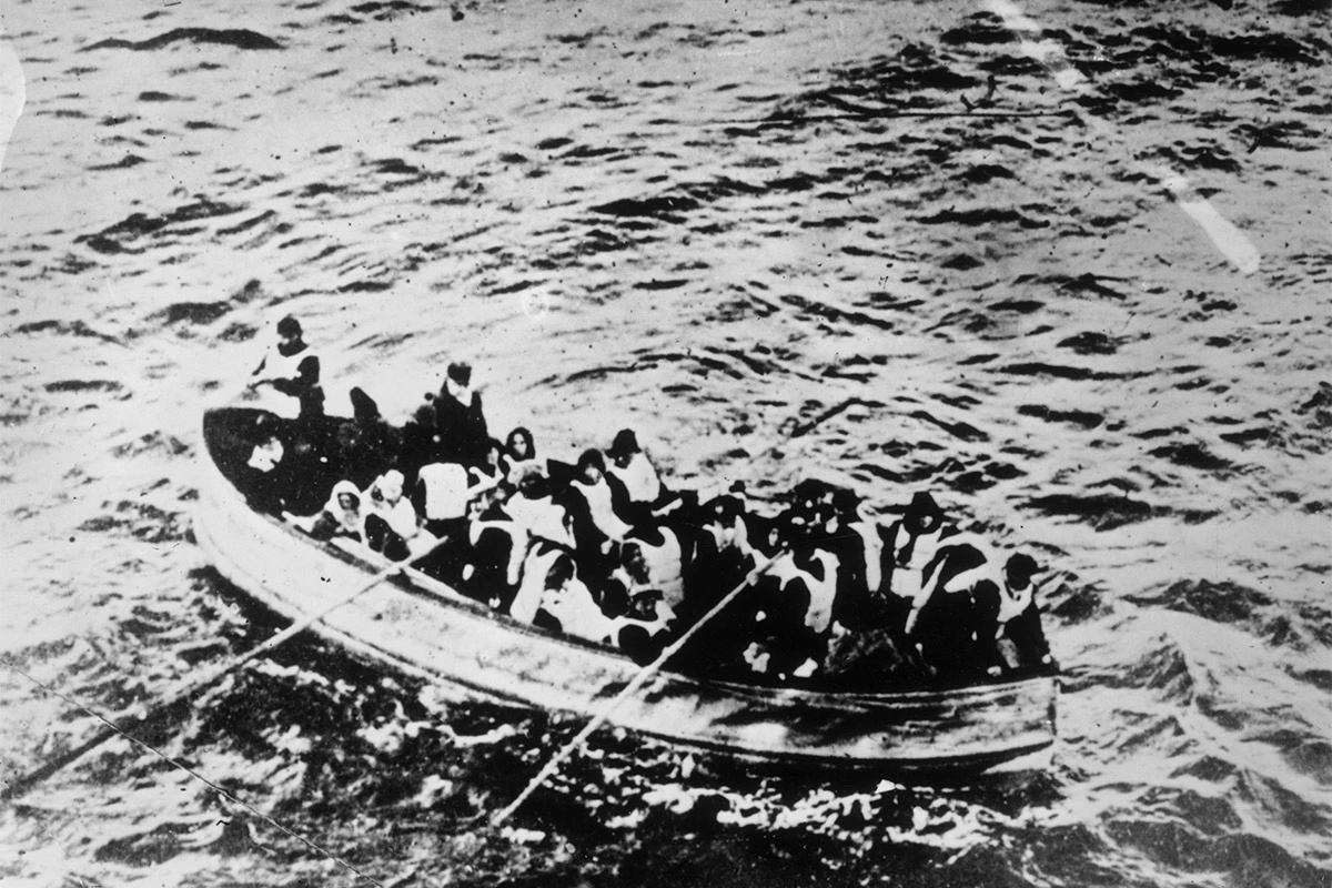 Выжившие после катастрофы &laquo;Титаника&raquo; в переполненной спасательной шлюпке