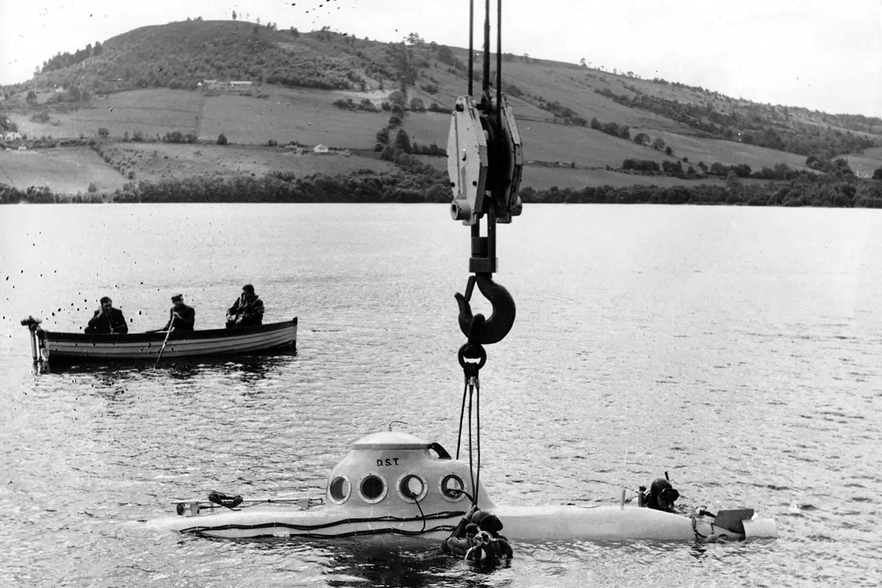 <p>В июле 1969 года небольшая подводная лодка опускалась в воды Лох-Несс ради поиска доисторического чудовища, слухи о котором ходят с древних времен</p>