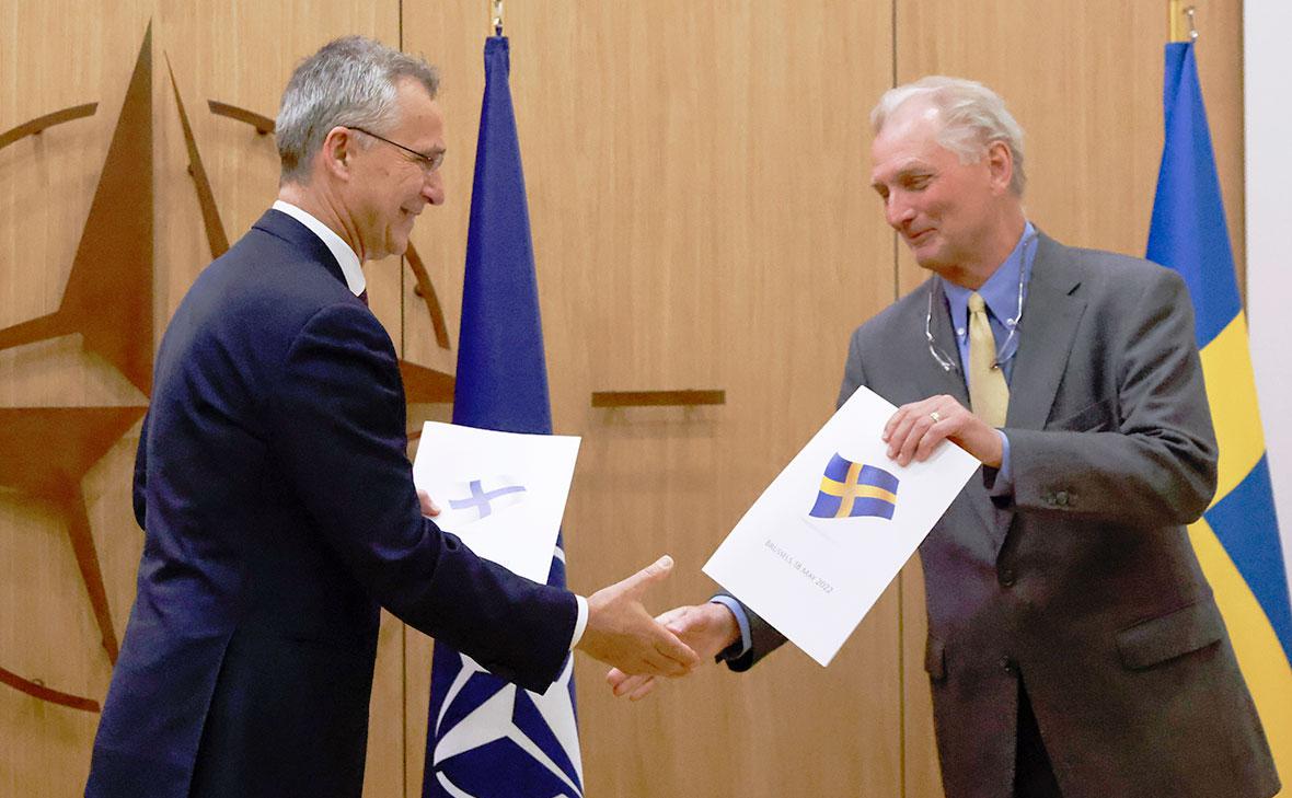 Генеральный секретарь НАТО Йенс Столтенберг (слева) и посол Швеции в НАТО Аксель Вернхофф (справа)&nbsp;