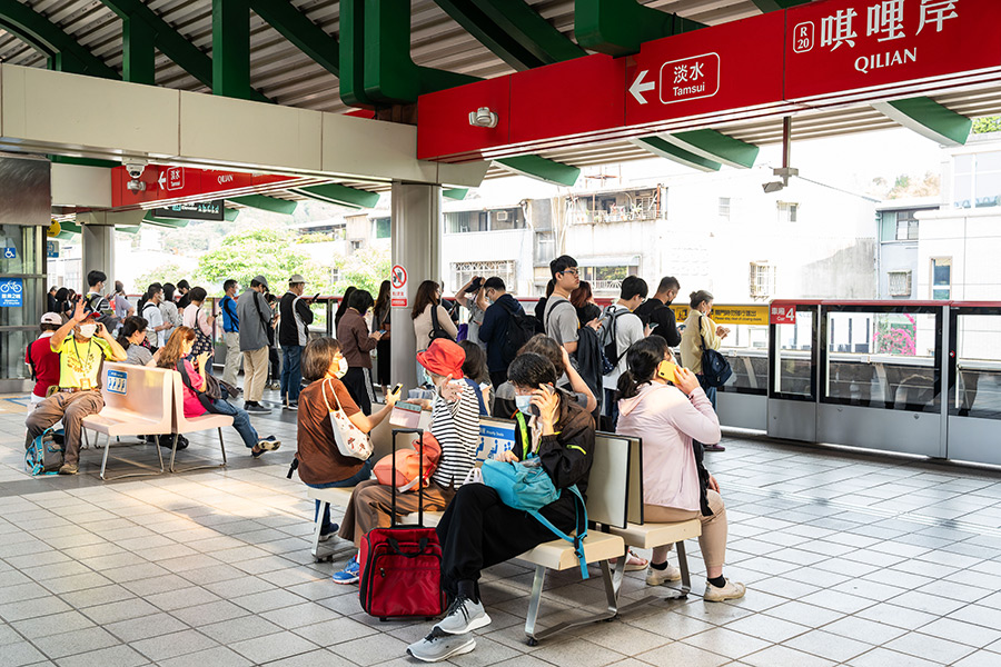Толчки ощущались и в столице Тайваня &ndash; Тайбее, там покачивались поезда в метро. На фотографии изображены люди, ожидающие возобновления движения транспорта после землетрясения.