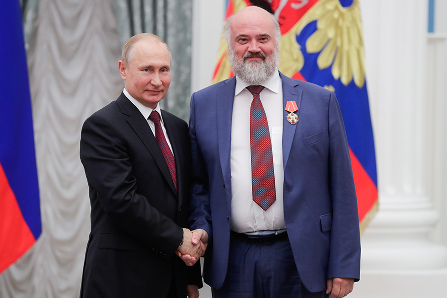 Владимир Путин награждает Сергея Андрияку орденом Александра Невского, 2019 год