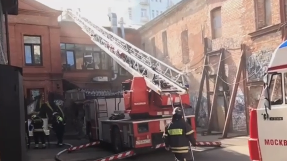 Пожар в Стасовских гостиницах в центре Москвы потушили. Видео