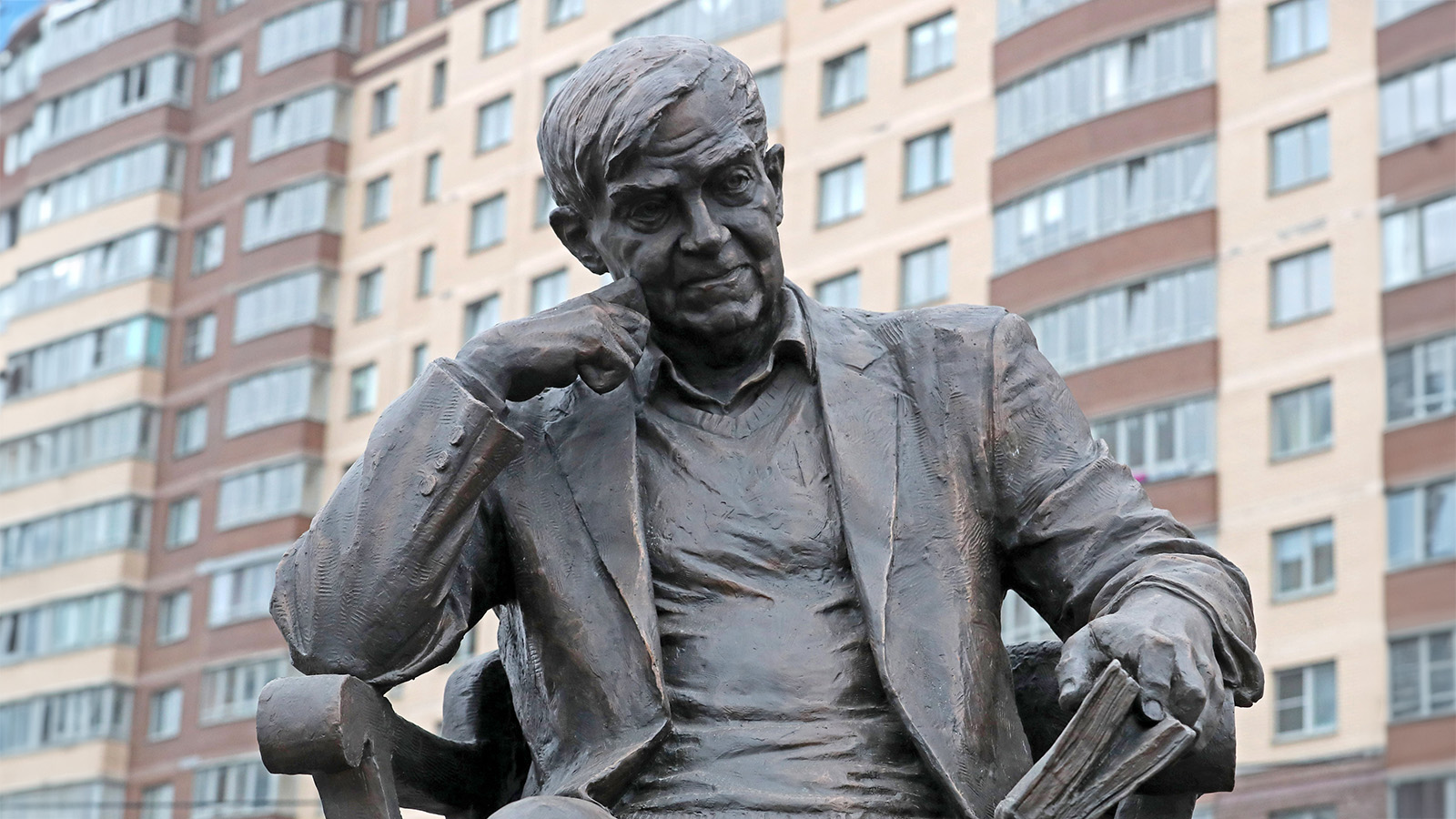 Памятник Даниилу Гранину в Санкт-Петербурге