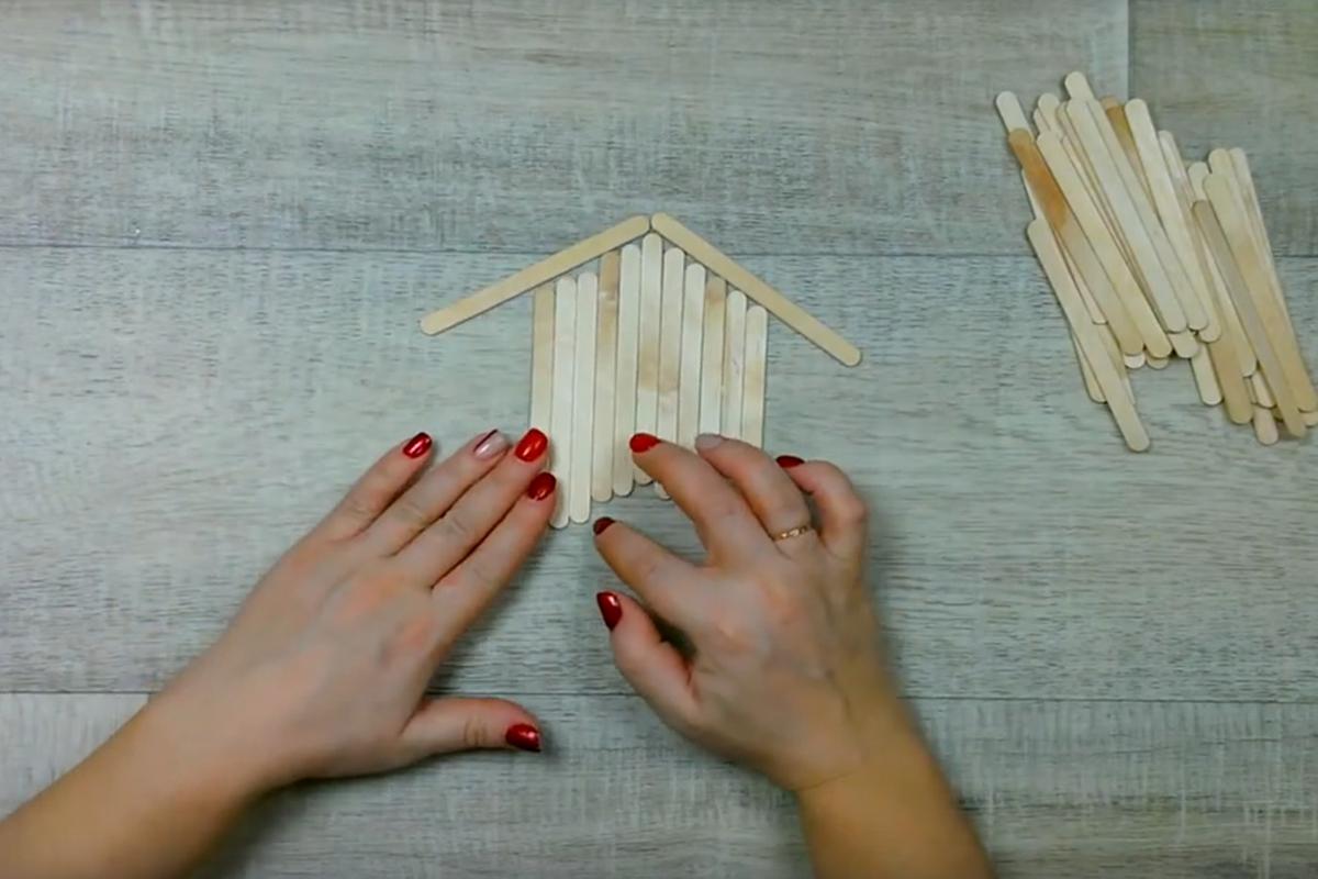 Как сделать новогодний домик из палочек от мороженого