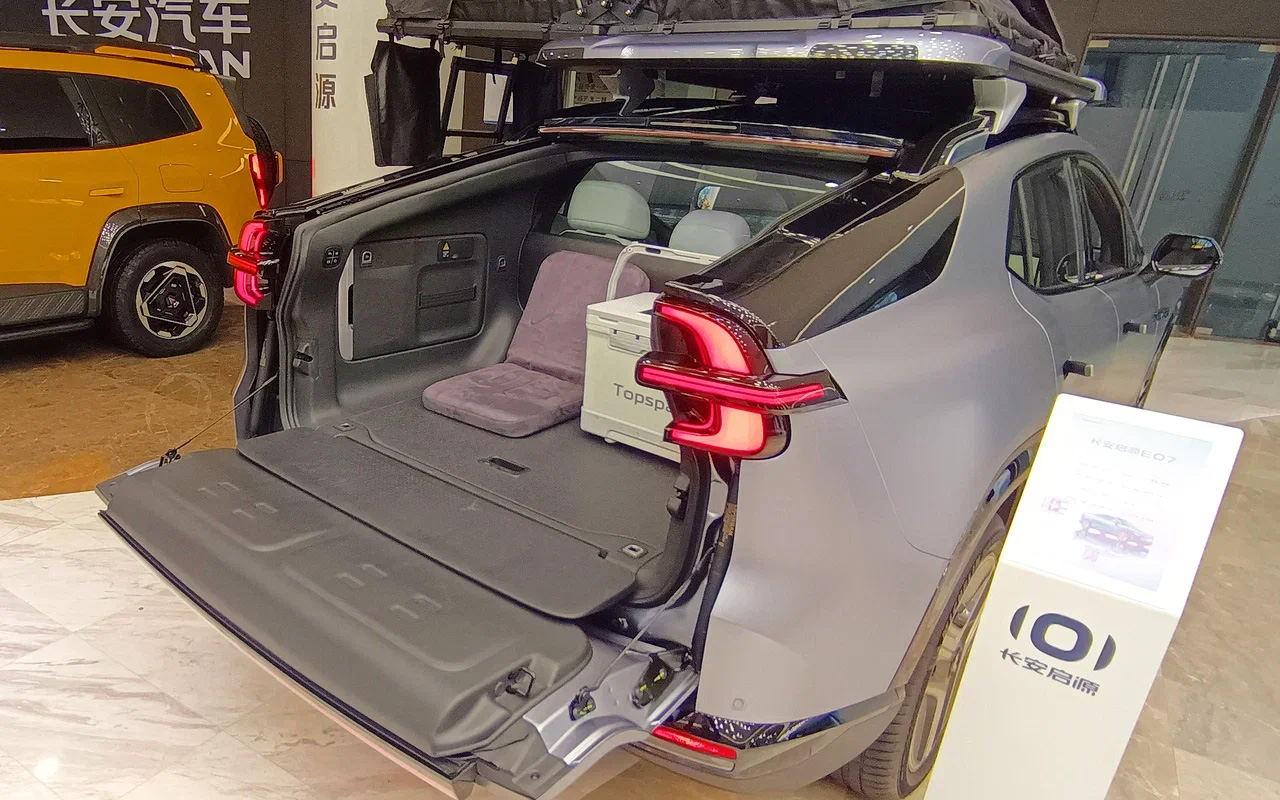 &hellip;и опускают борт. Отсек отделан мягкими материалами. Подобрать&nbsp;бы груз!