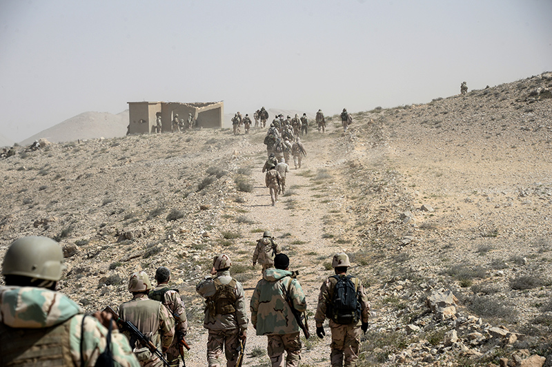 Бойцы подразделения сирийской армии &laquo;Соколы пустыни&raquo; во&nbsp;время передислокации в&nbsp;районе сирийского города Пальмиры
