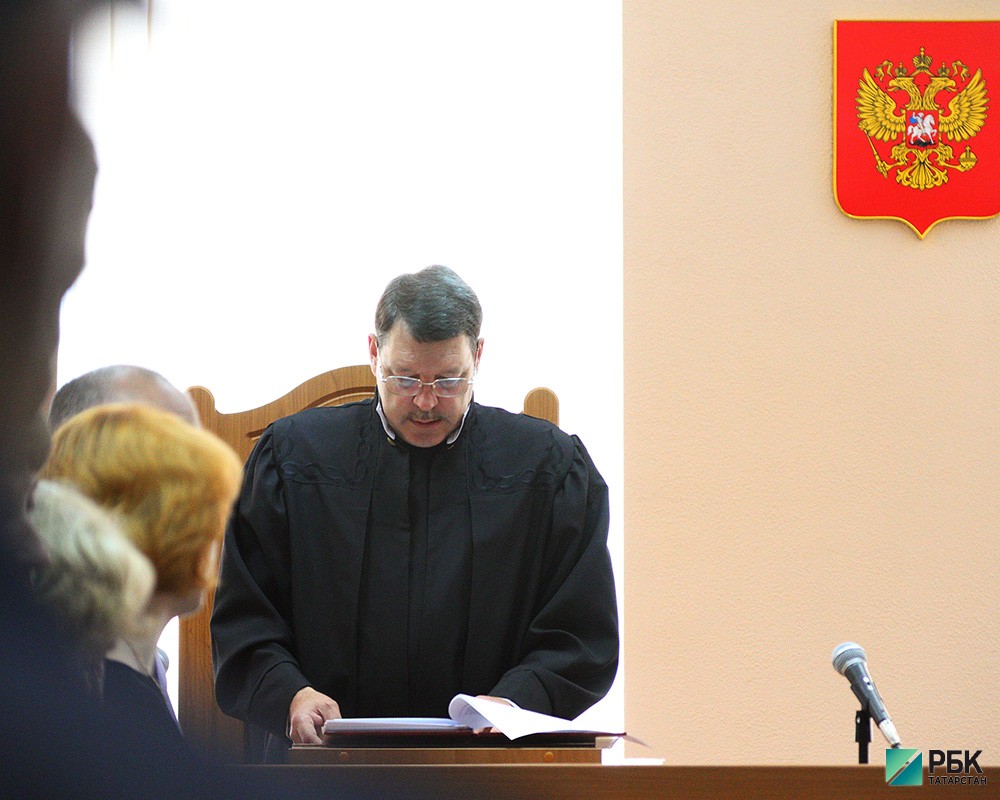 Судья перечисляет подсудимых и указывает, по каким статьям они обвиняются.
