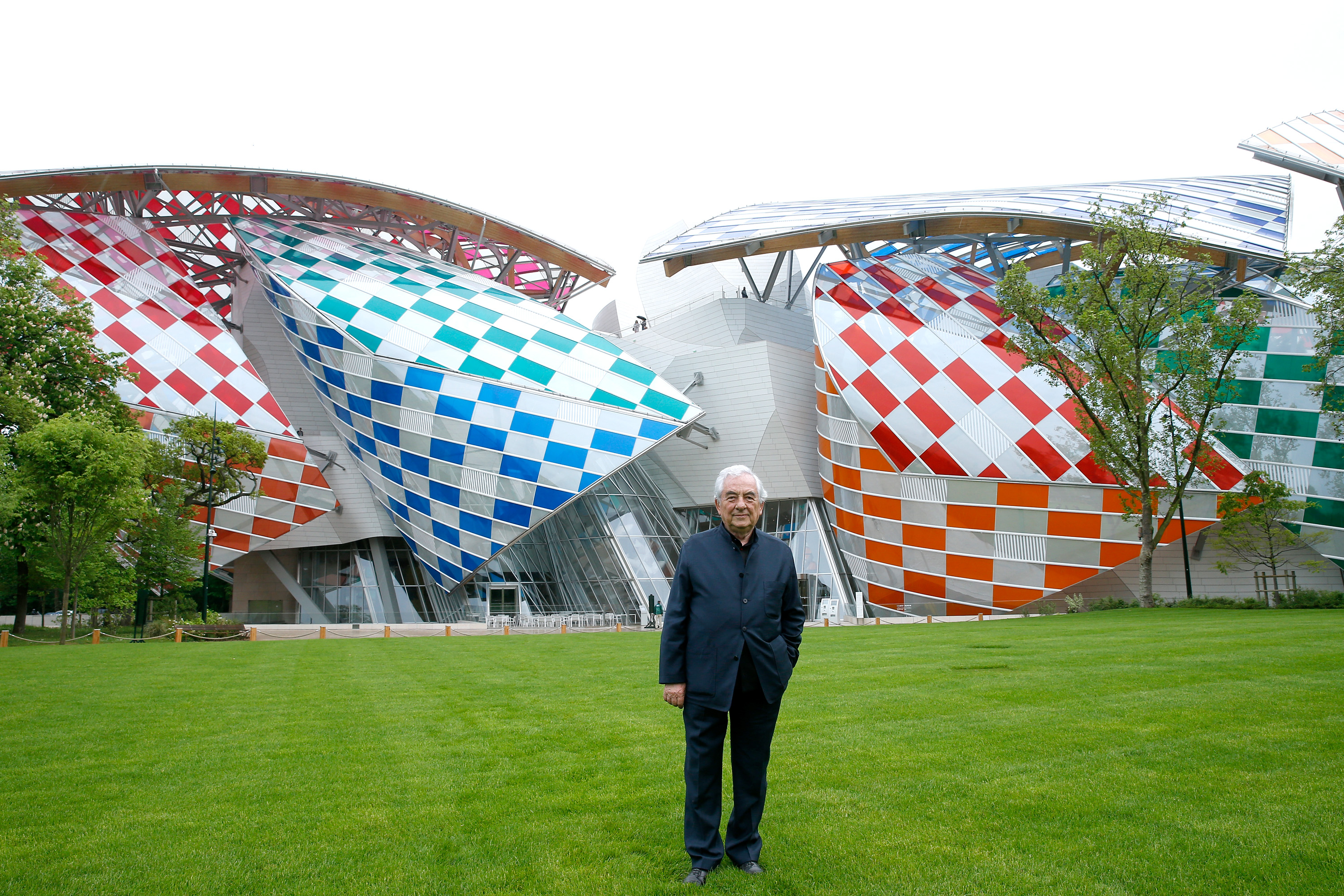 Французский художник-концептуалист Даниэль Бюрен у здания музея Louis Vuitton Fondation с арт-объектом &laquo;Обсерватория света&raquo;