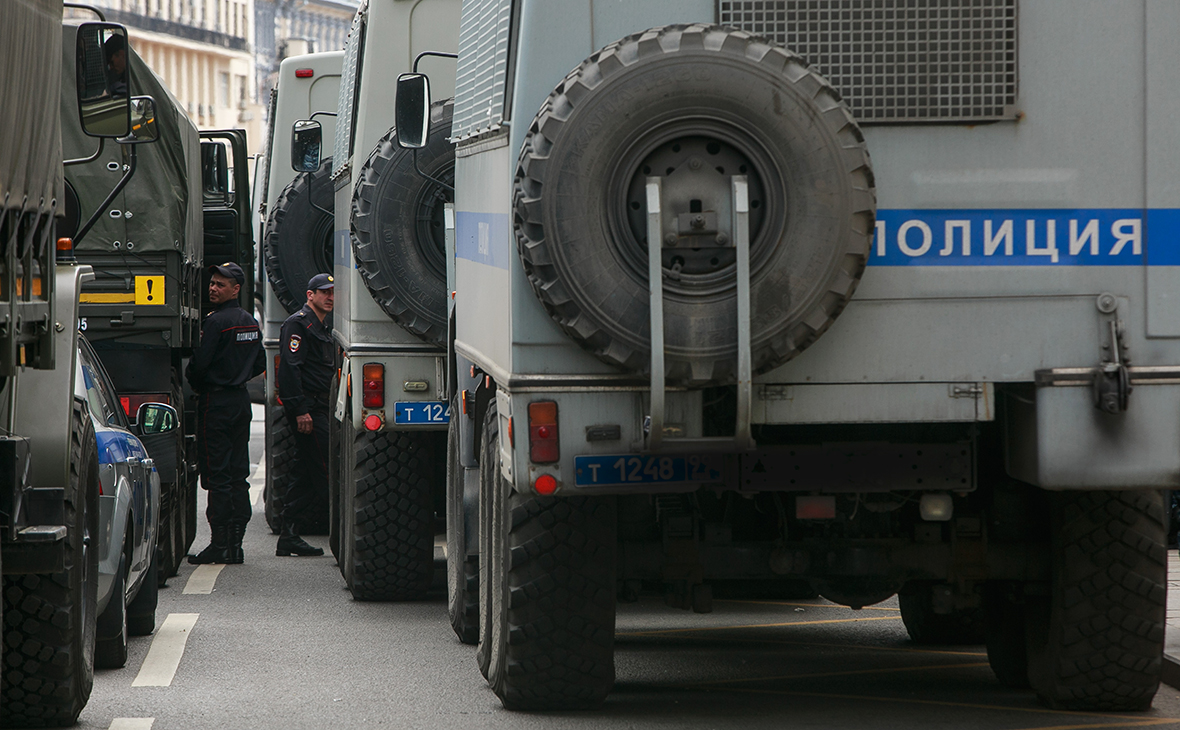 Полицейские грузовики во&nbsp;время несанкционированного митинга в&nbsp;День России